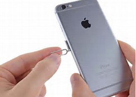 Vuelva a insertar la tarjeta SIM para arreglar la pantalla Apple Hellow